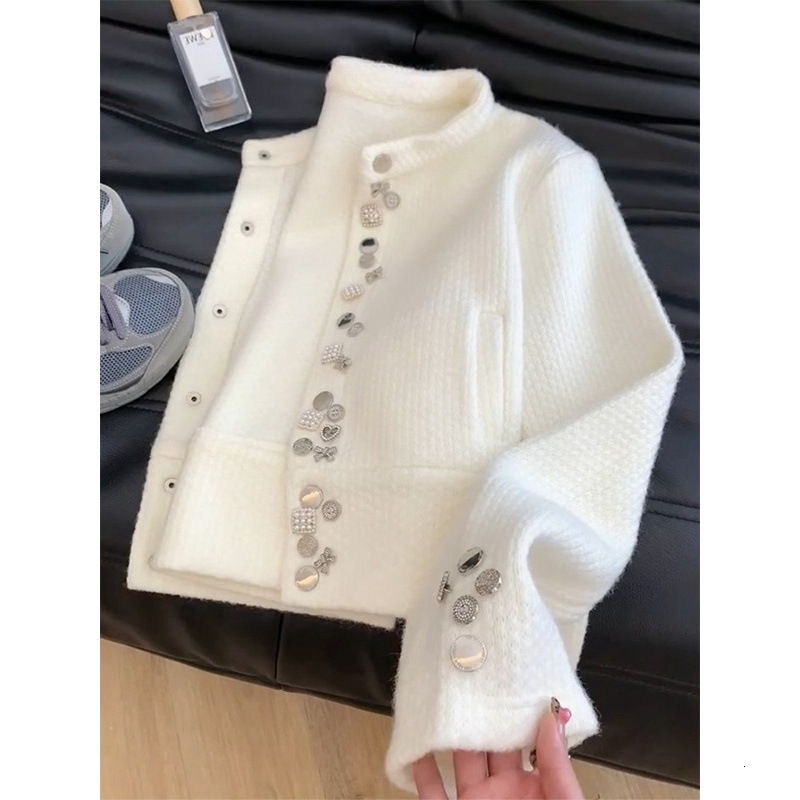 2025 fashion autumn and winter new white chic super beautiful style coat, new design paired with 3D designer luxury jacket, multi round neck knitted s