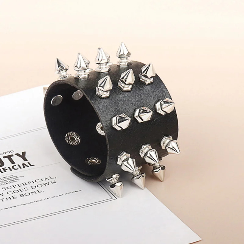 1Pc Cosplay Men Hip Hop Rock PU Leather Wrap Pulseras Vintage Women Punk Spikes Rivets Heart Party Bracelet Jewelry Accessories251013