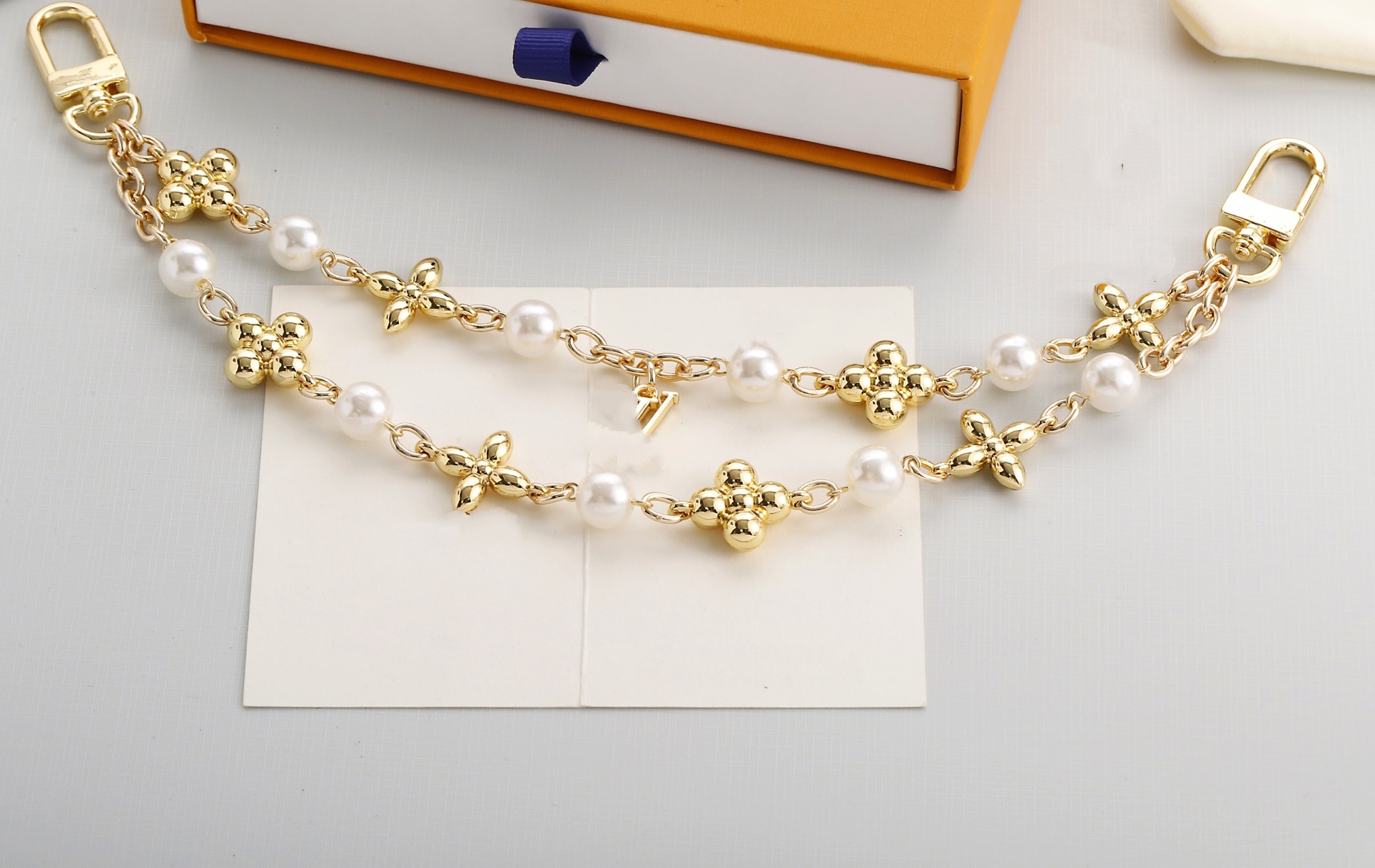 designer keychain V letters charms women bag chain llavero Buckle jewelry bagchain Keyring pearl flower chain