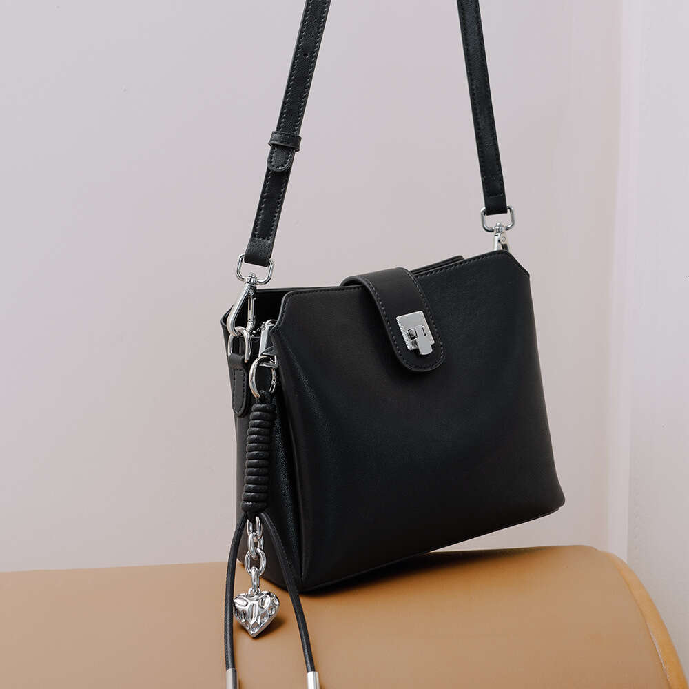 Luxury bag Autumn Winter New Exquisite Hot Selling Genuine Leather Underarm Single Shoulder Versatile Commuting High End Niche Crossbody Bag for Women