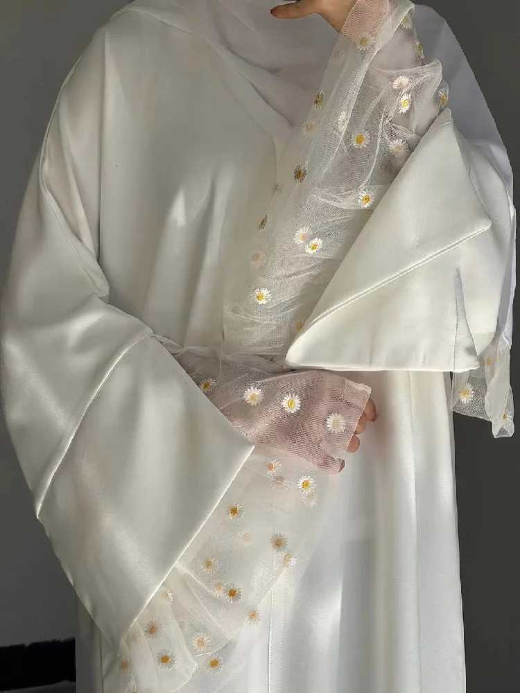 White Abaya Dubai Muslim Kaftan Modest Fashion Dress Islam African Dresses For Prayer Clothes Women Caftan Marocain Robe Femme X2510161