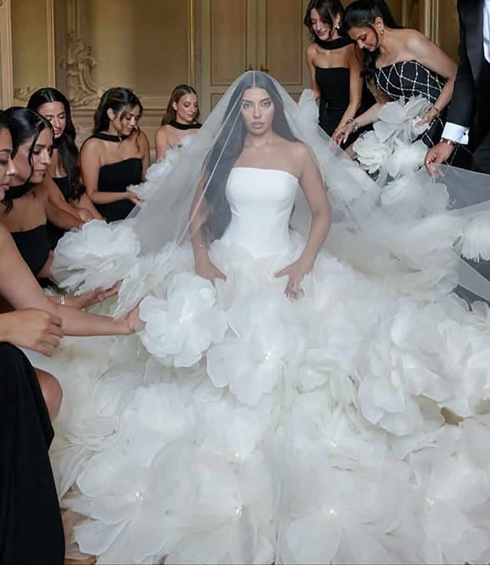 Luxury Wedding Veils One Layer Tulle Appliques Lace Flowers Tulle Headdress Sequins Bridal Veil Cut Edge Customized Length Veils Wedding Accessories H