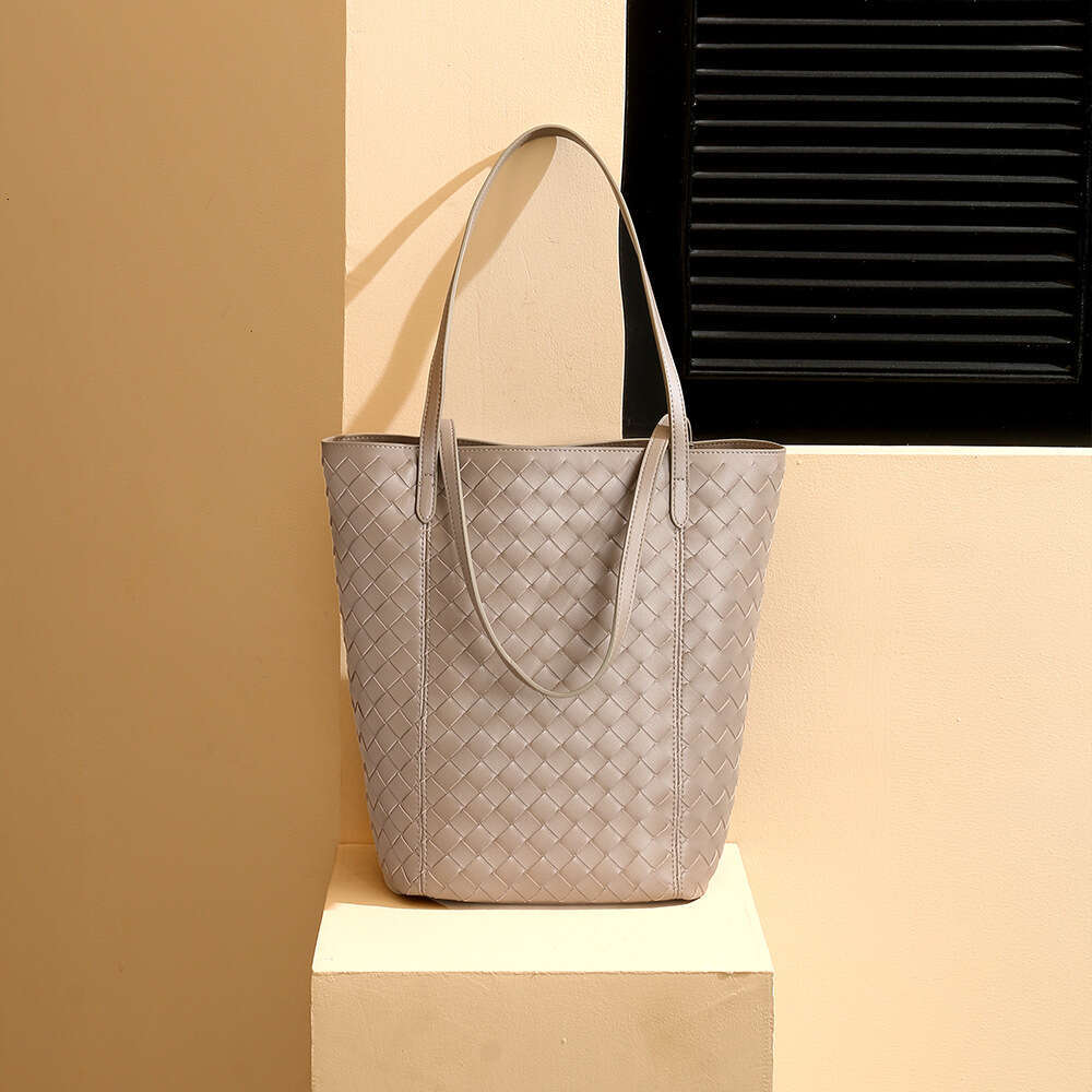 Luxury bag New Bucket Niche Design Shoulder Simple Woven Handbag Genuine Leather Women s Bag