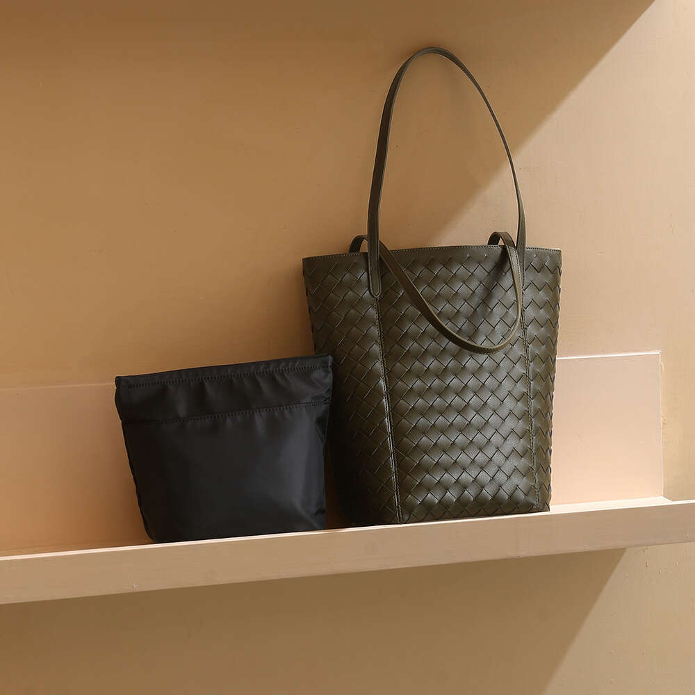 Luxury bag New Bucket Niche Design Shoulder Simple Woven Handbag Genuine Leather Women s Bag