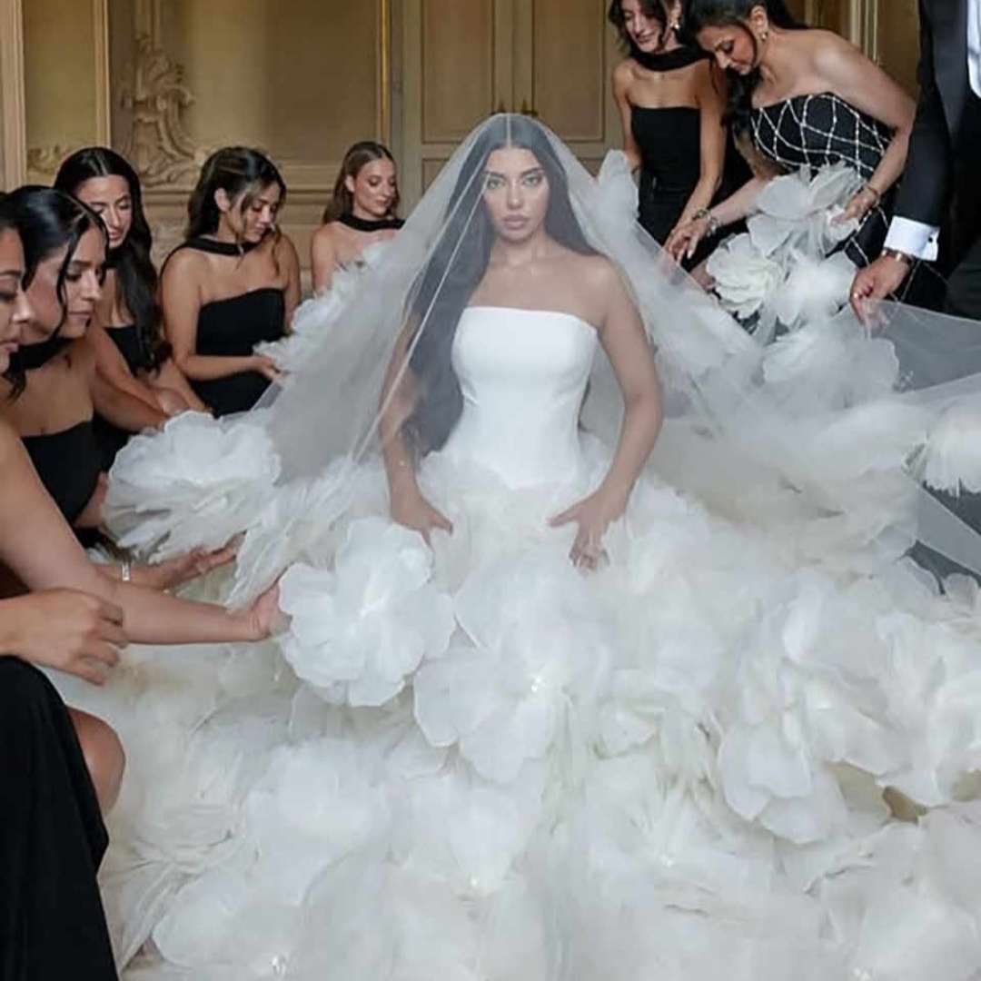 Luxury Wedding Veils One Layer Tulle Appliques Lace Flowers Tulle Headdress Sequins Bridal Veil Cut Edge Customized Length Veils Wedding Accessories H252582