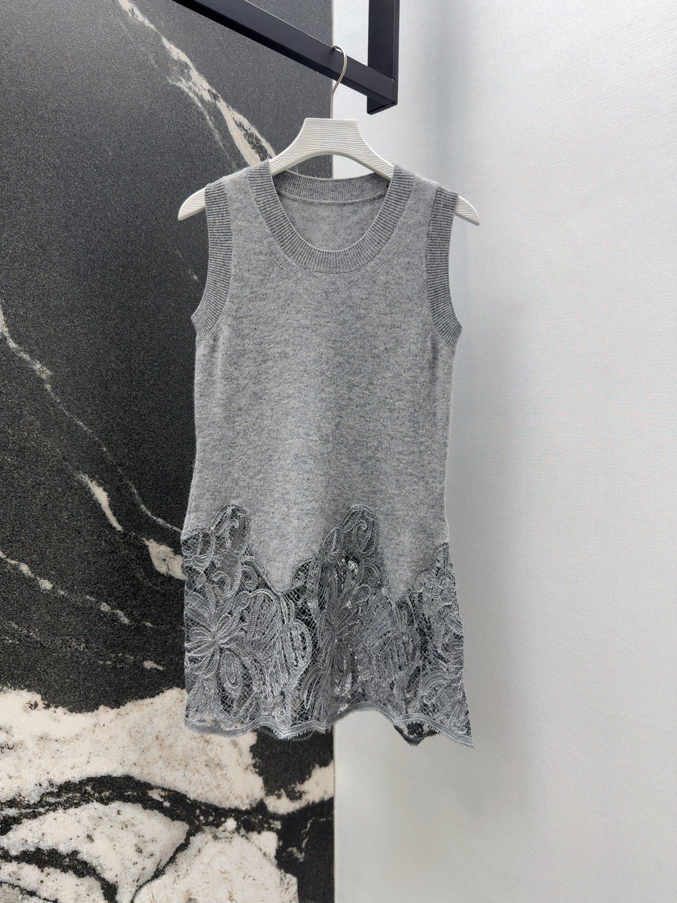 25 Autumn/Winter New Lace Knitted Series Heavy duty Embroidered Round Neck Tank Top