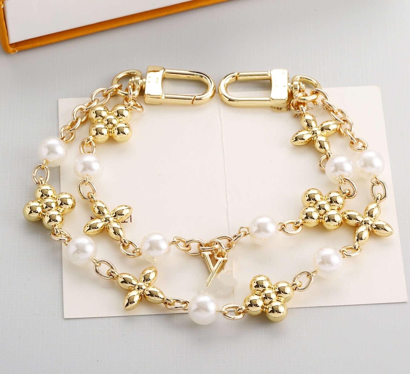 designer keychain V letters charms women bag chain llavero Buckle jewelry bagchain Keyring pearl flower chain box