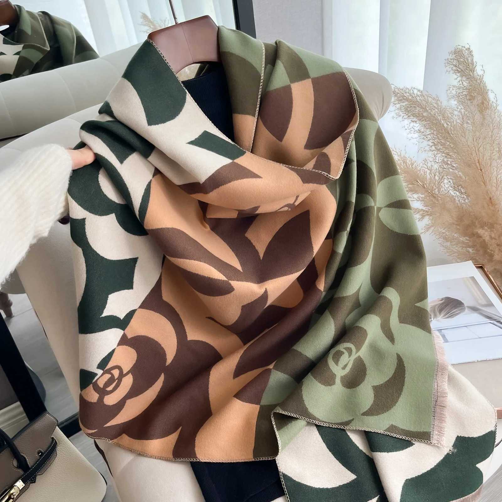 Latest Autumn Winter Luxury Camellia Design Scarf Imitation Cashmere Soft Warm Fringe Shl Bufanda Echarpe Poncho 2024XJ251016