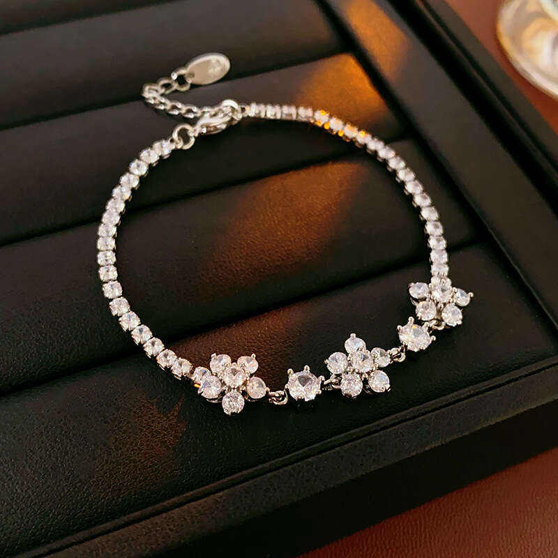 Zirconium Simple Flower French Niche Design Creative Bracelet Fashionable High-end Exquisite Jewelry ddmypluto