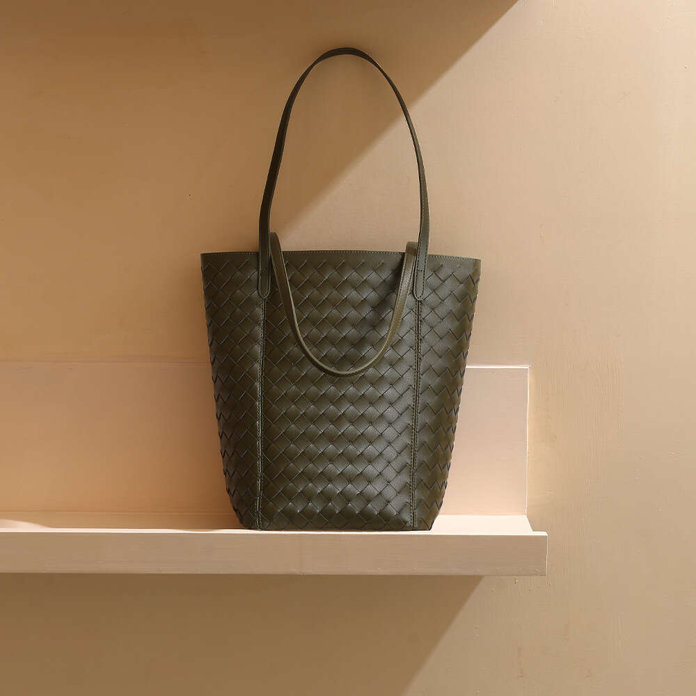 Luxury bag New Bucket Niche Design Shoulder Simple Woven Handbag Genuine Leather Women s Bag