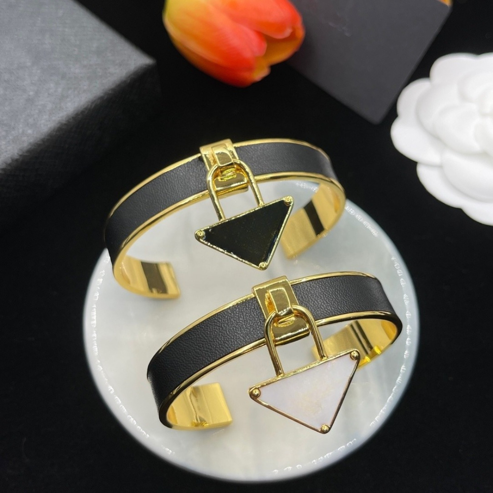 Pendant Leather Bracelet Bangle Classic Pendant Letter Bracelet 18K Gold Plated High Quality Cowhide Bracelet Couple Jewelry Christmas Gift