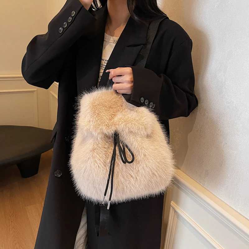Winter Soft Plush Ladies Schoolbag Solid Color Female Furry Shoulder Bags Handbags Fashion Luxury Fake Fur Womens BackpackT251016