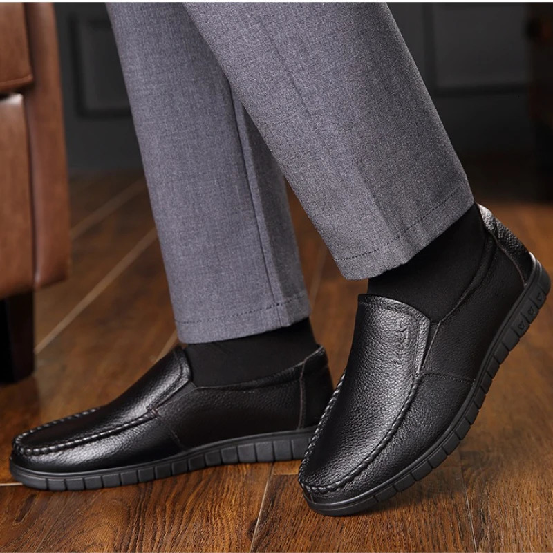 Men Loafers Fashion Slip on Soft Flats Genuine Leather Simple Moccasin Comfy Handmade Man Driving Footwear NonSlip Boat Shoes 251013
