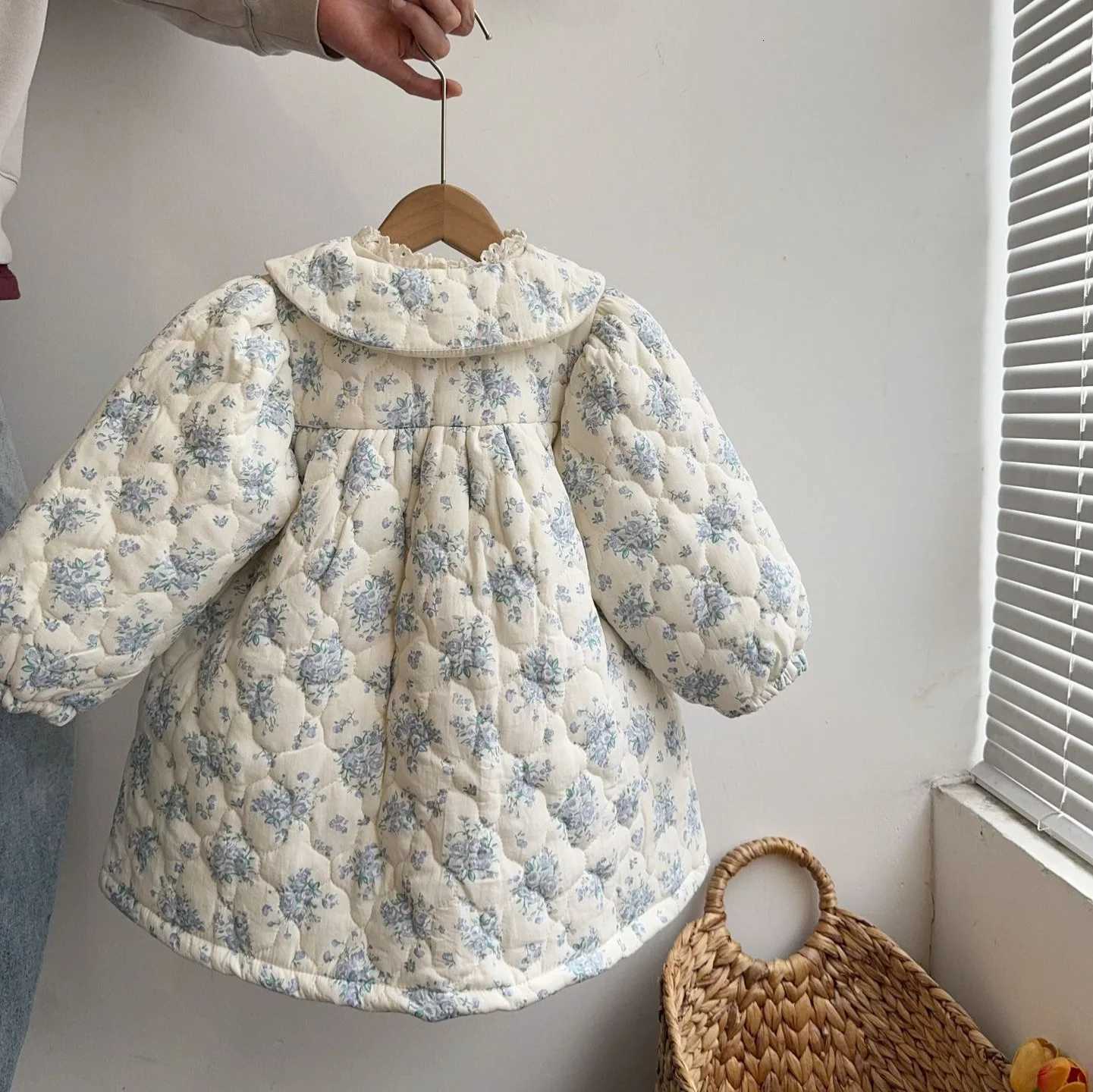 Girls Coat 2024 Winter New Childrens Clothing Baby Girls Cute Floral Quilted Lapel Coat Casual Simple and DailyT251016