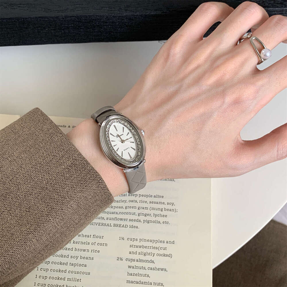 Autumn Winter New Exquisite Women's Light Luxury Mini Design Pigeon Egg Diamond Ancora Designer Red Quartz Watch