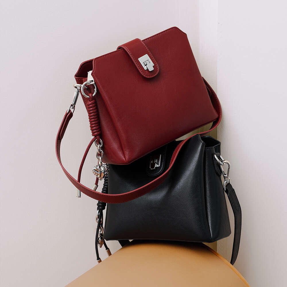 Luxury bag Autumn Winter New Exquisite Hot Selling Genuine Leather Underarm Single Shoulder Versatile Commuting High End Niche Crossbody Bag for Women