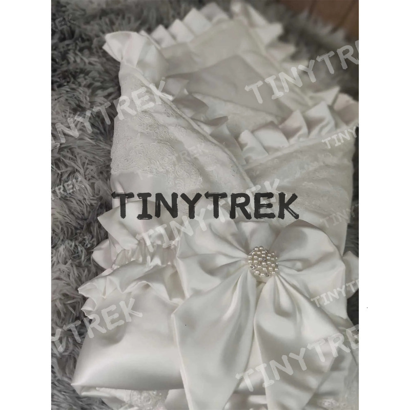 Satin Dwe76 Wedding Fabric Infant Swaddle Blankets Soft Baby Girls Boys Stroller Wraps With Sash White Christening Swaddle Z250228