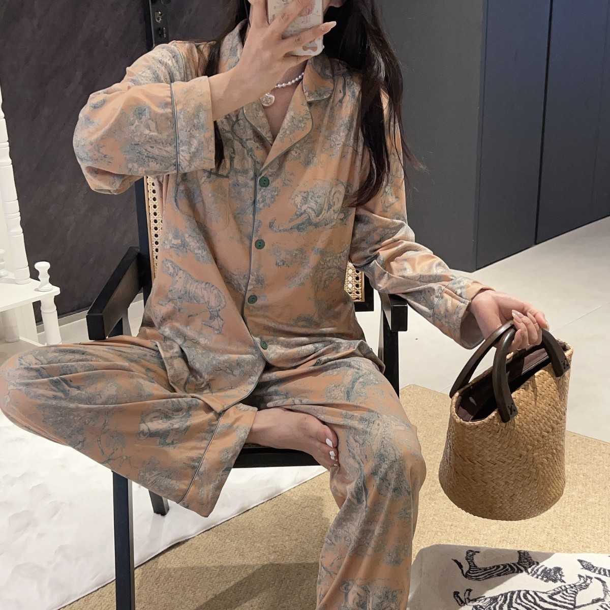 Fashionable home wear Womens Pajama Set Autumn Winter German Velvet Loose Thickened Forest Tiger Cationic Homewear Set Y251016