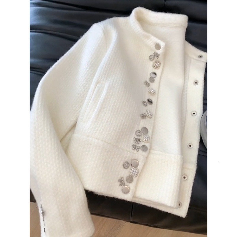 2025 fashion autumn and winter new white chic super beautiful style coat, new design paired with 3D designer luxury jacket, multi round neck knitted s