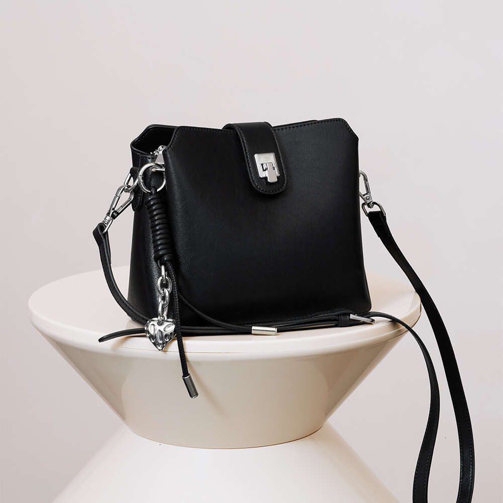 Luxury bag Autumn Winter New Exquisite Hot Selling Genuine Leather Underarm Single Shoulder Versatile Commuting High End Niche Crossbody Bag for Women