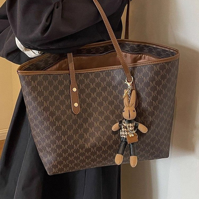 Large Capacity Bag For Women 2025 New Handheld Luxury Bag Designer Free Shipping Tote Bag For Work Commute Shoulder Bag Outdoor Mommy Bag
