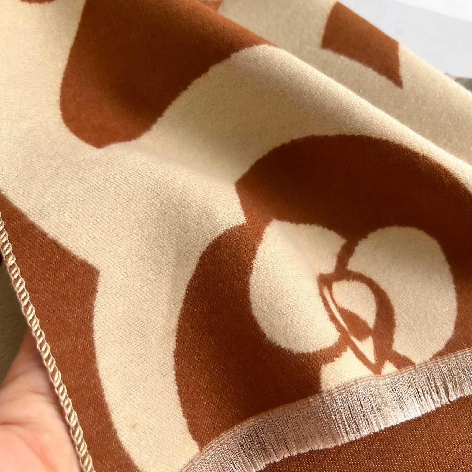 Latest Autumn Winter Luxury Camellia Design Scarf Imitation Cashmere Soft Warm Fringe Shl Bufanda Echarpe Poncho 2024XJ251016