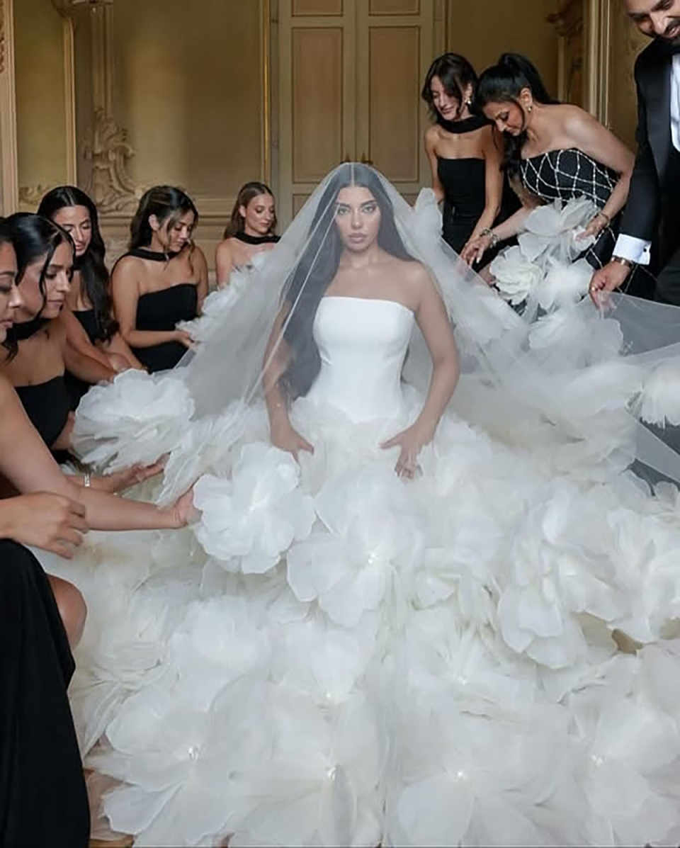 Luxury Wedding Veils One Layer Tulle Appliques Lace Flowers Tulle Headdress Sequins Bridal Veil Cut Edge Customized Length Veils Wedding Accessories H