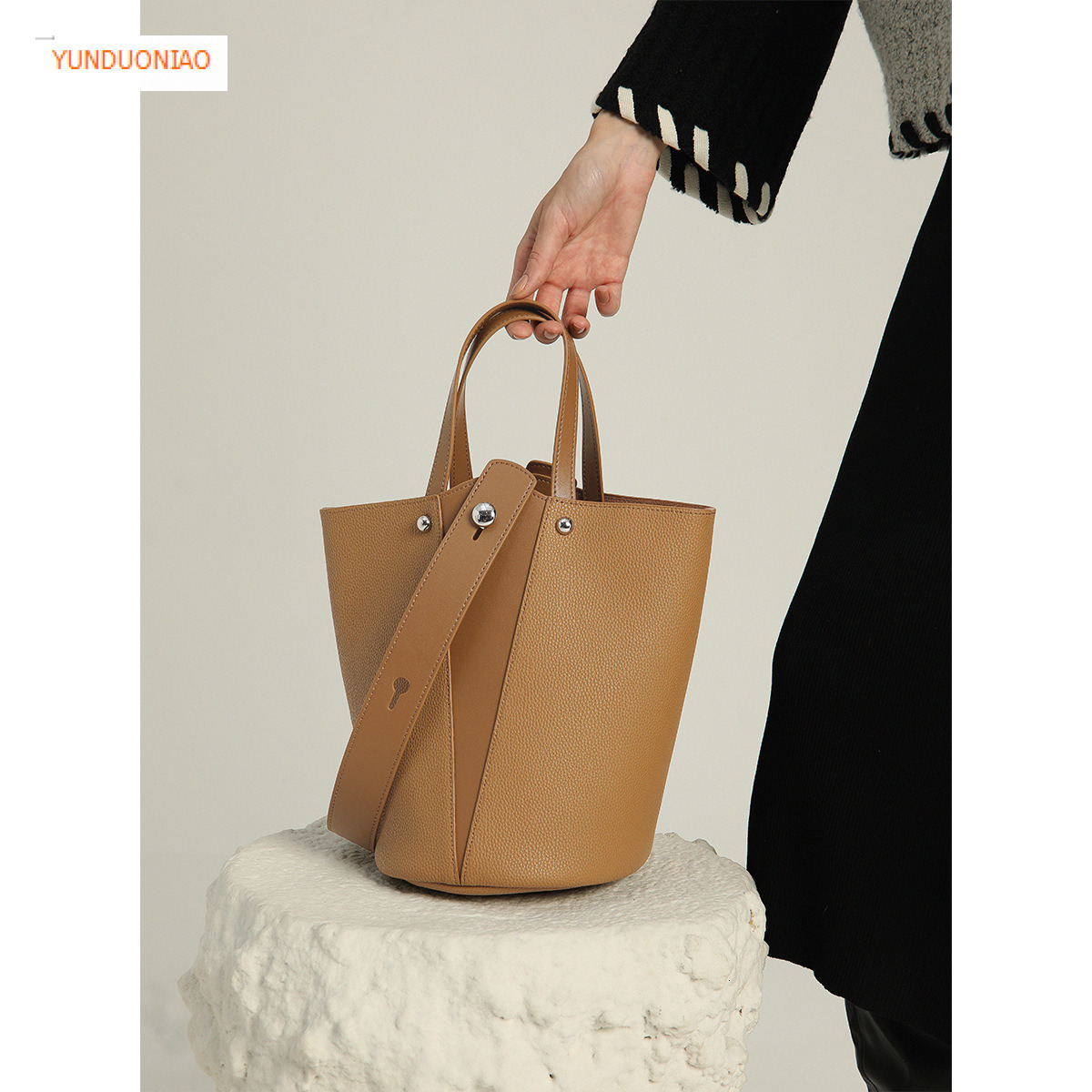 2025 Autumn And Winter New Designer Bag Versatile Fashion Commuting Bag Fashionable Trend Bucket Bag Large Capacity Luxury Handbag