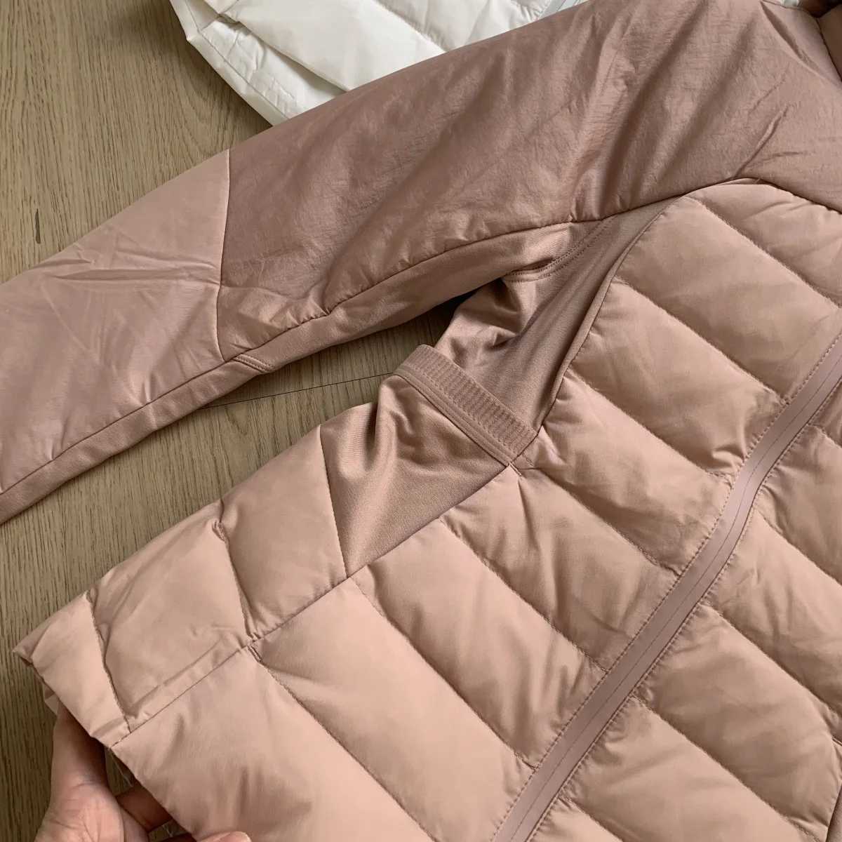 Womens Ultra Light Down Jacket 90 White Duck Down Female Slim Fit Down Yoga Trendy Portable Hoodie Outwear Coats DJ03 W251016