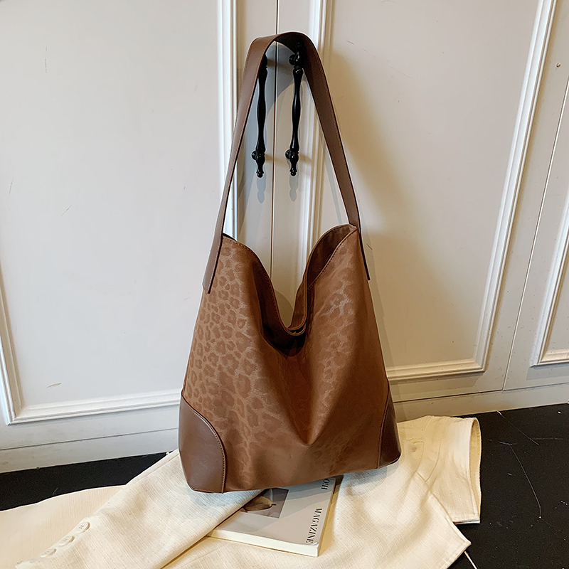 Spring women's fashionable mobile phone bag with large capacity function, new high-end versatile casual small and simple shopping commuting shoul