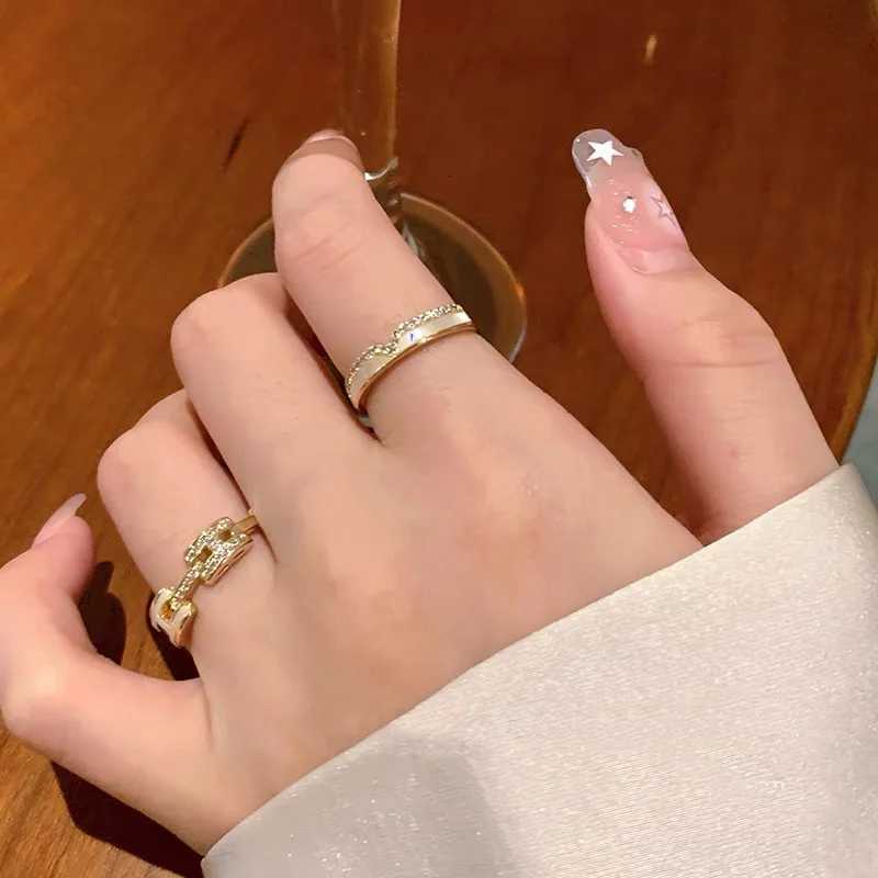 Lightweight Luxury Socialite Shell Letter Stackable Ring for Women Niche HighEnd Fashion Finger Ring Z251017