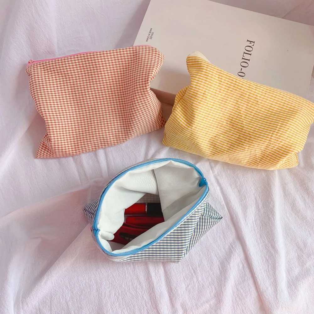 Portable Large Capacity Storage Bag Fashion Women Girls Plaid Makeup Bag Cotton And Linen Cosmetic Bag With Zipper Pouch Simple W251017