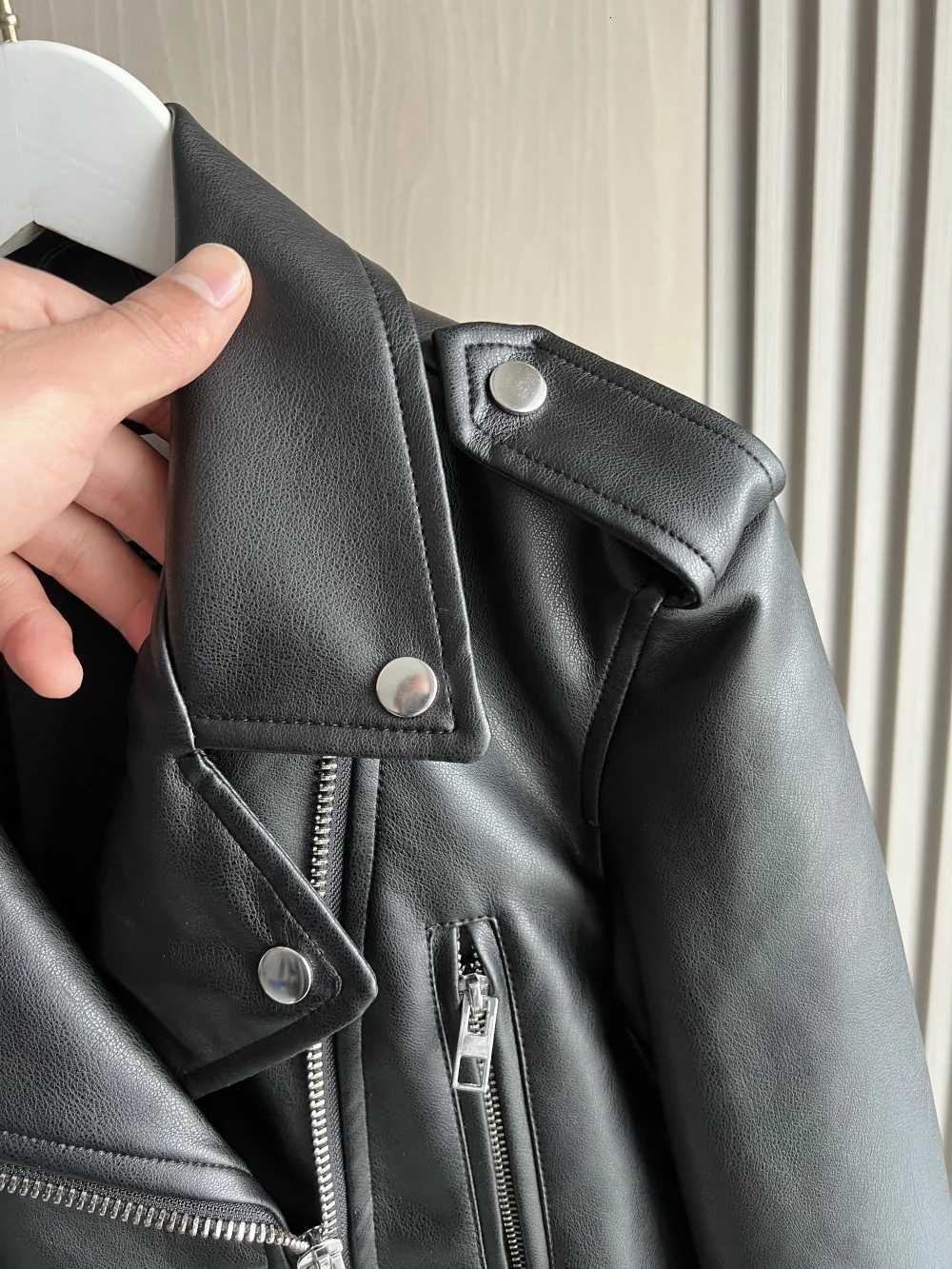 Faux leather biker jacket The new spring 2025 ETJ lapel epaulet zipper adorn a cool black faux leather jacket for womenT251017