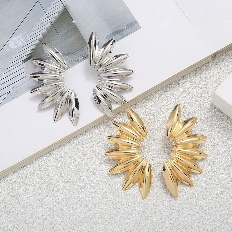 Minimally Exaggerated Metal Flower Shaped Earrings Elegant Womens Fashionable Party Jewelry Accessories Casual Punk Ear Studs 251016
