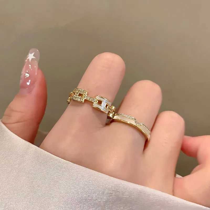 Lightweight Luxury Socialite Shell Letter Stackable Ring for Women Niche HighEnd Fashion Finger Ring Z251017