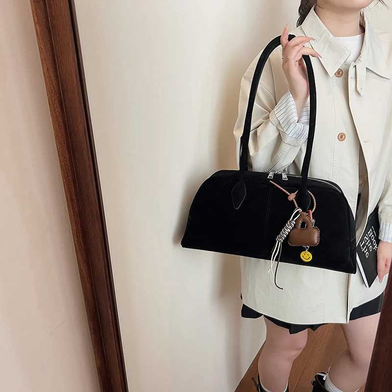 MOODS 2025 Autumn New Fi Bost Shoder Bags For Wen Suede Pure Color Big Capacity Luxury Designer Handbags With Pendant1 D251017