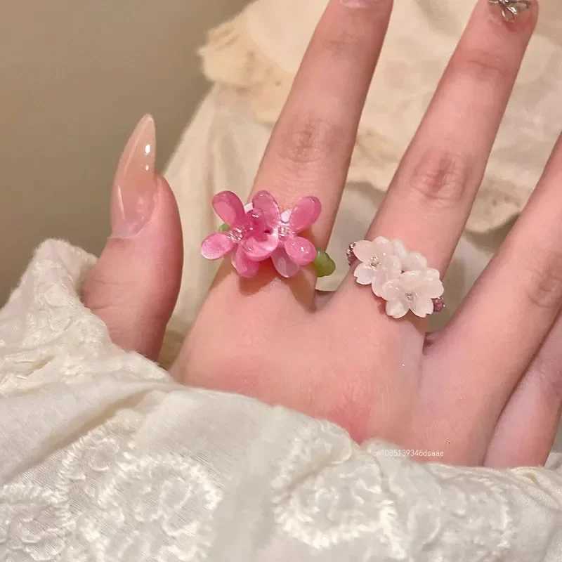 Violet Flower Acrylic Ring New Korean Style White Lily Index Finger Ring Elastic Beaded Unique Creativity Women Jewelry Z251017