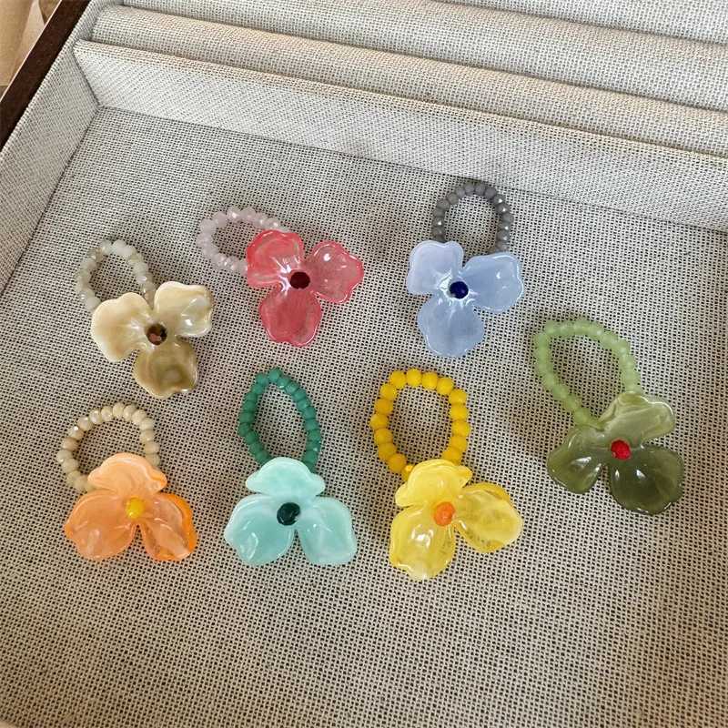 Violet Flower Acrylic Ring New Korean Style White Lily Index Finger Ring Elastic Beaded Unique Creativity Women Jewelry Z251017