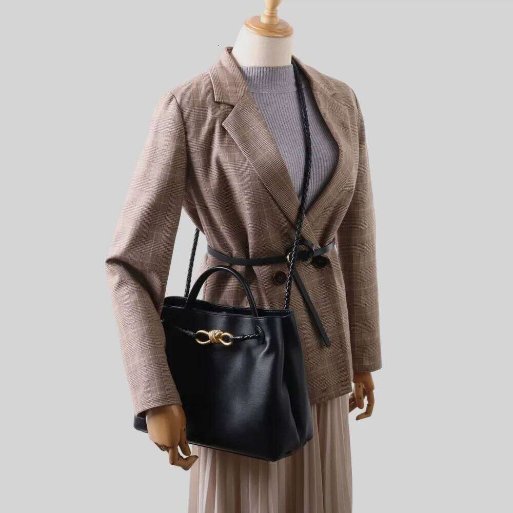 2025 New Full Fashion Metal Rope Buckle Handbag High Quality Cowhide Leather Portable Shoulder Bag Woven Versatile