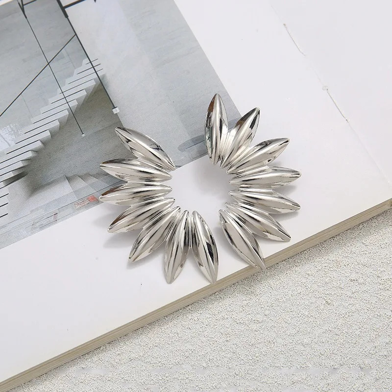 Minimally Exaggerated Metal Flower Shaped Earrings Elegant Womens Fashionable Party Jewelry Accessories Casual Punk Ear Studs 251016