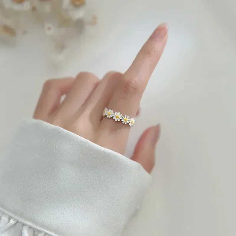 Fashion Vintage Daisy Flower Rings For Women Style Adjustable Opening Finger Ring Bride Wedding Engagement Statement Jewelry Z251017