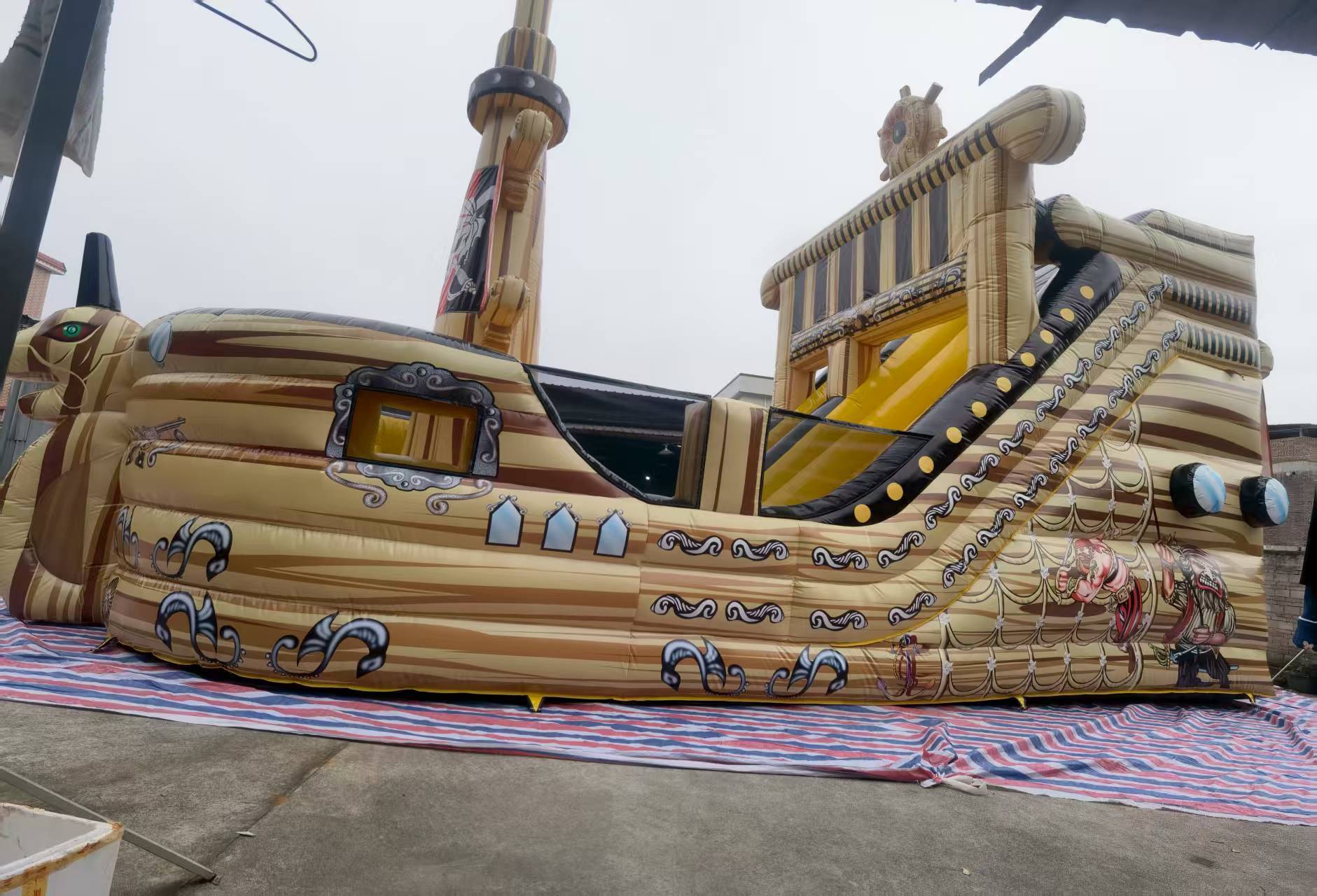 Pirate-themed Caribbean island cruise with movable swing room and inflatable slide