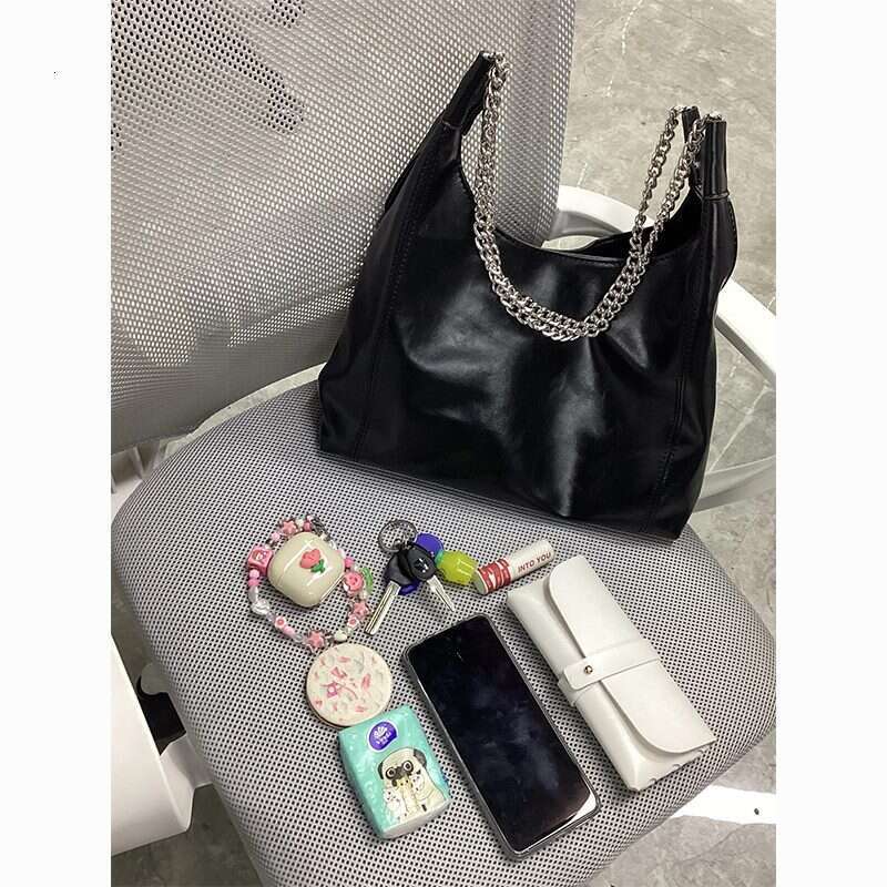 Korean Style Designer Bags Black Gold Chain Tote Large Designer Bags Capacity 2025 New Travel Fashion Commuter Women's Shoulder Bag