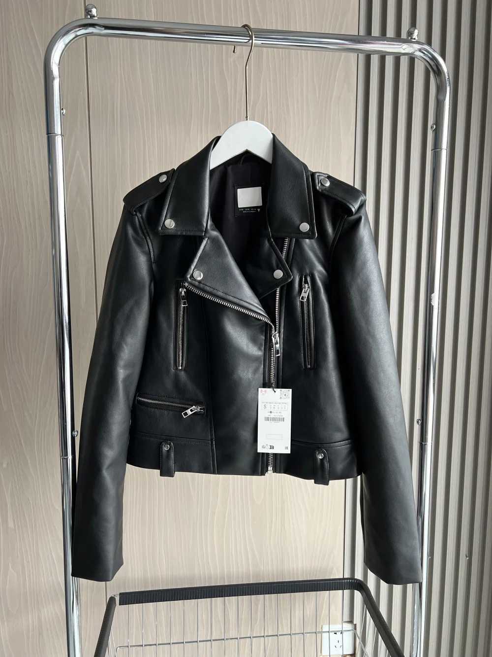 Faux leather biker jacket The new spring 2025 ETJ lapel epaulet zipper adorn a cool black faux leather jacket for womenT251017