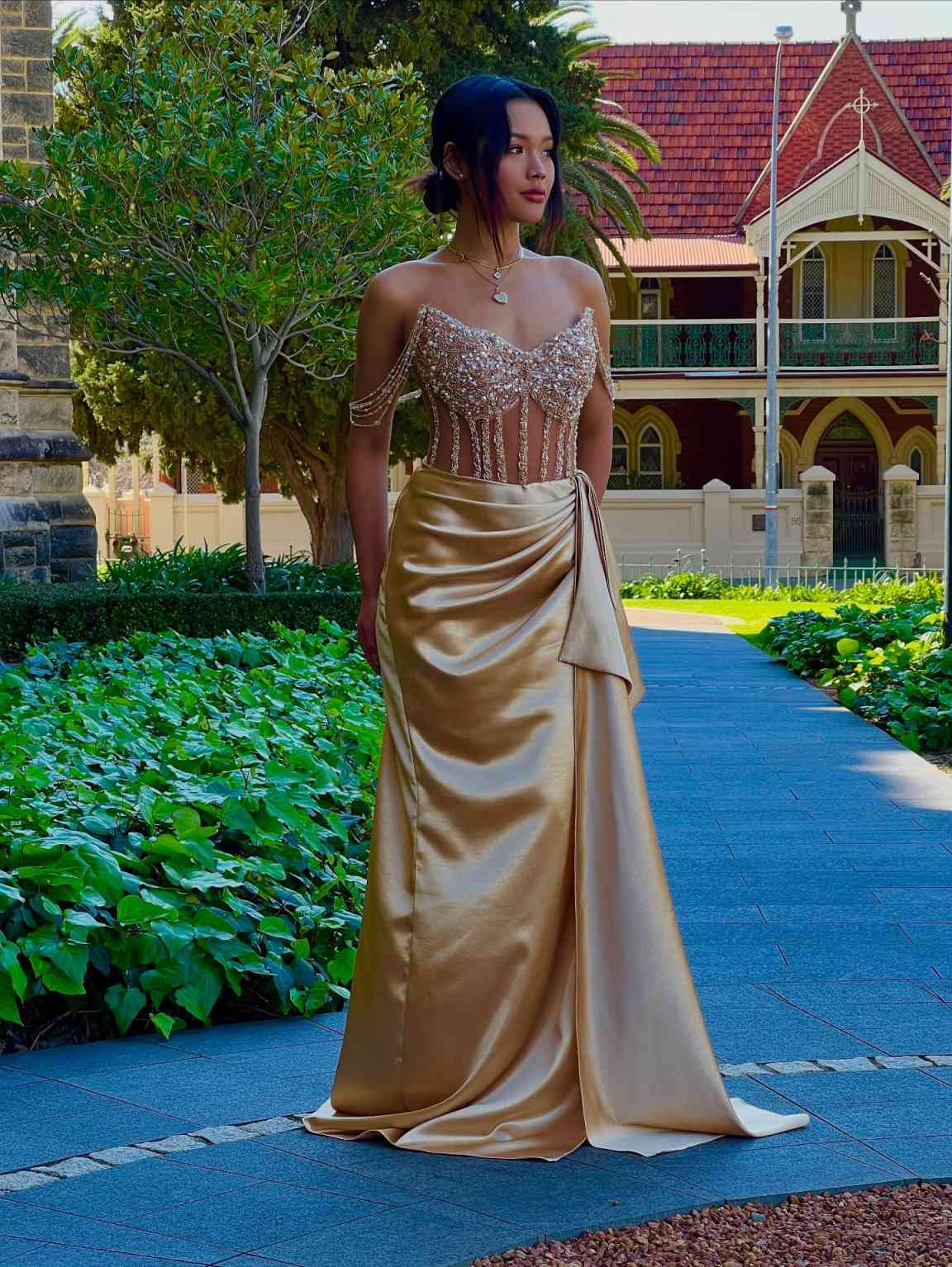 Shiny Crystals Off Shoulder Prom Gowns Floor Length Sleeveless Evening Dresses Beadeds Formal Occasion Custom Made