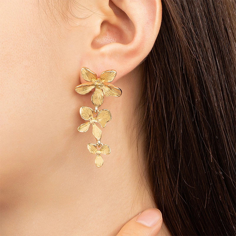 Three Metal Flowers Earrings For Women Long Drop Fashion Cute Jewelry Trendy Textured s Gifts Party Accessories MQ012 251016