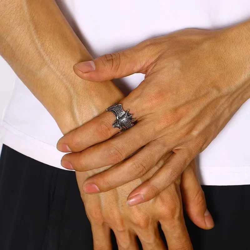 Vintage Halloween Black Bat Finger Rings Fashion Punk Adjustable Bat Ring For Women Men Bat Open Ring Party Cosplay Jewelry Gift Z251017