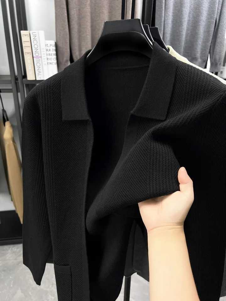 Fashion letter embossed pocket knitted cardigan mens highquality brand skin friendly comfort shawl casual lapel sweater coat J251017