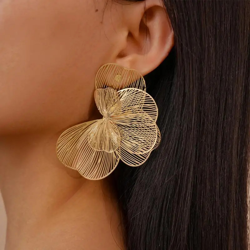 Elegant Multi Layer Metal Petal Flower Stud Earrings for Women Creative Gold Color Hollow Floral Piercing Earrings Jewelry Gifts 251016