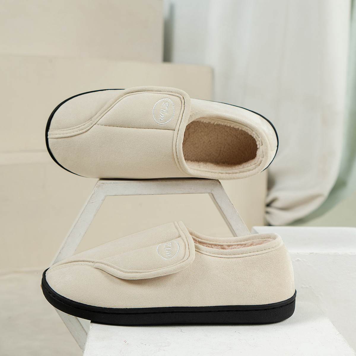 Designer 2025 new winter anti slip cotton shoes, indoor home warm woolen leather shoes, plush cotton slippers